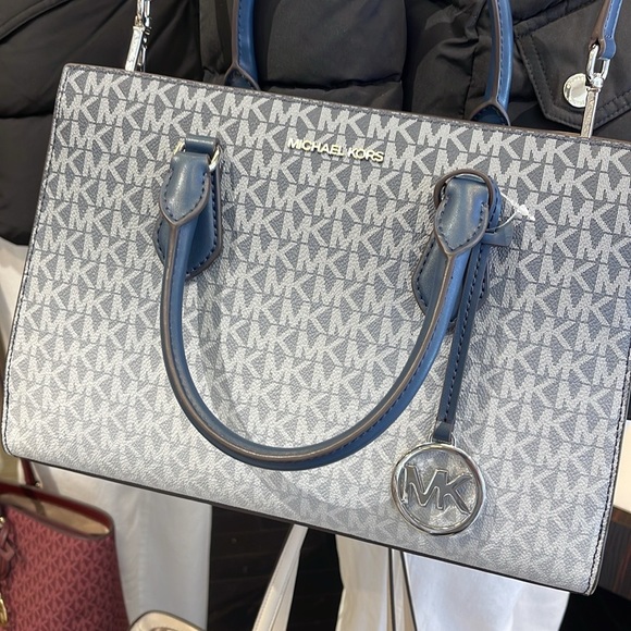 Michael Kors Sheila Medium Ombré Signature Logo Satchel
Navy 
NWT - Picture 11 of 16